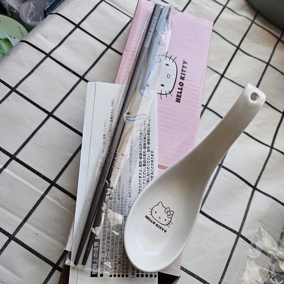 Hello Kitty Spoon and Chopsticks Set - Picture 5 of 5